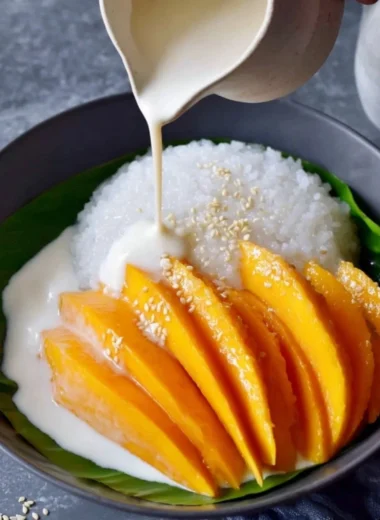 Delicious Mango Sticky Rice dessert with ripe mango slices and coconut sauce.