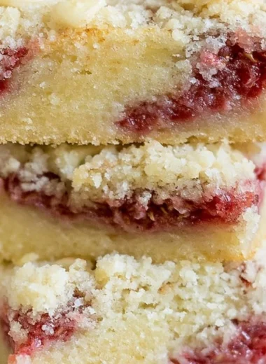 Homemade Raspberry Almond Crumb Bars with a crumbly almond topping and fresh raspberries.